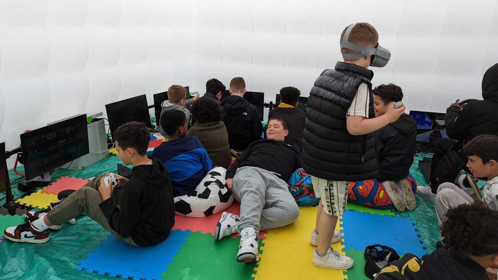 kids-gaming-party-at-home